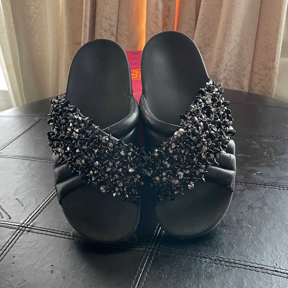 Perfect 😍 Tory Burch slides! Must have for summer! Size 10 Get it now!